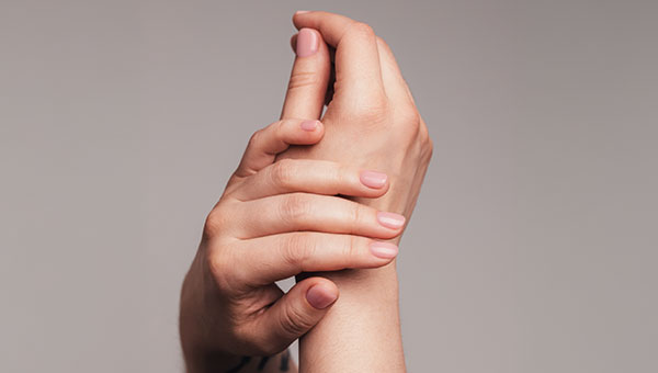 Nahaufnahme von Haenden mit gepflegten Naegeln