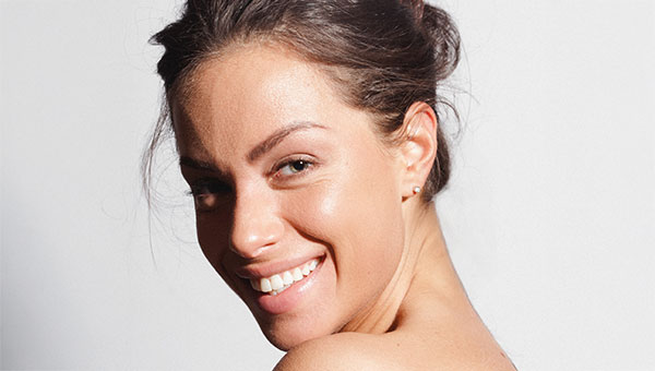 Strahlende Frau mit glatter, natürlich gepflegter Haut