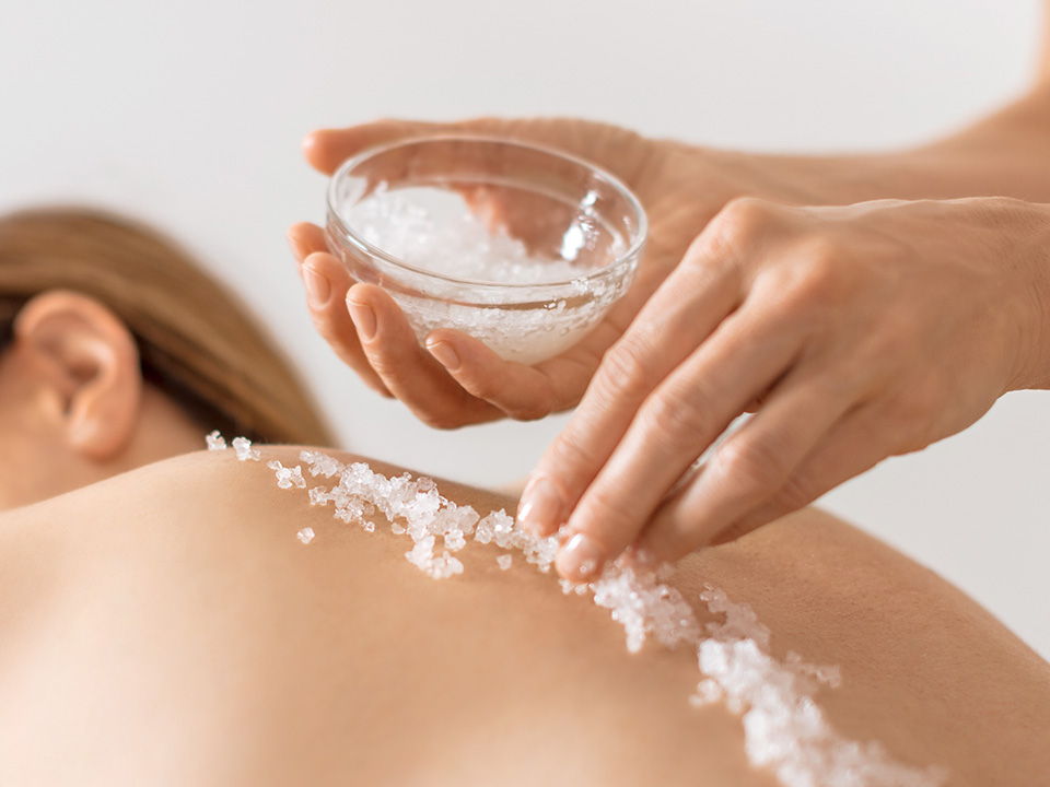 Eine Kosmetikbehandlung mit einem Körperpeeling