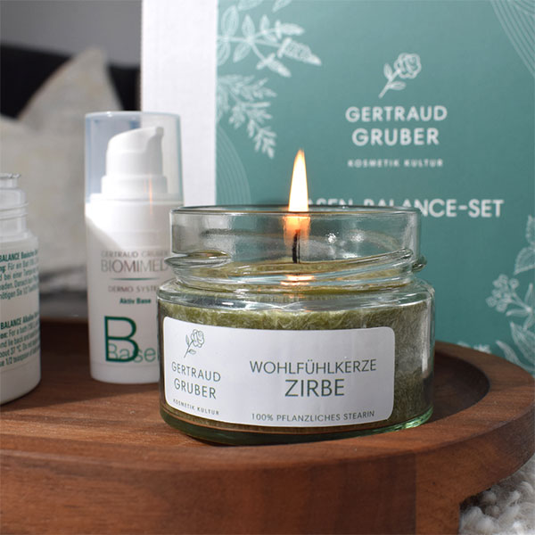 Zirbenkerze und Biomimed Creme in angenehmer Atmosphäre