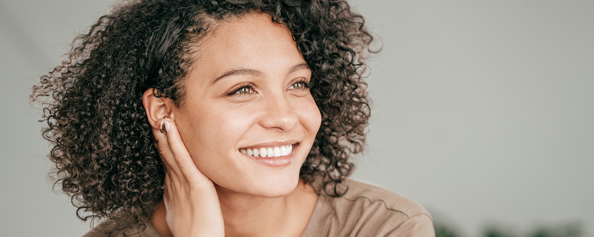 Lächelnde Frau mit natürlicher, strahlender Haut