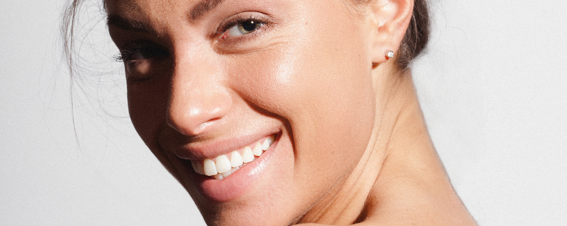 Strahlende Frau mit glatter, natürlich gepflegter Haut