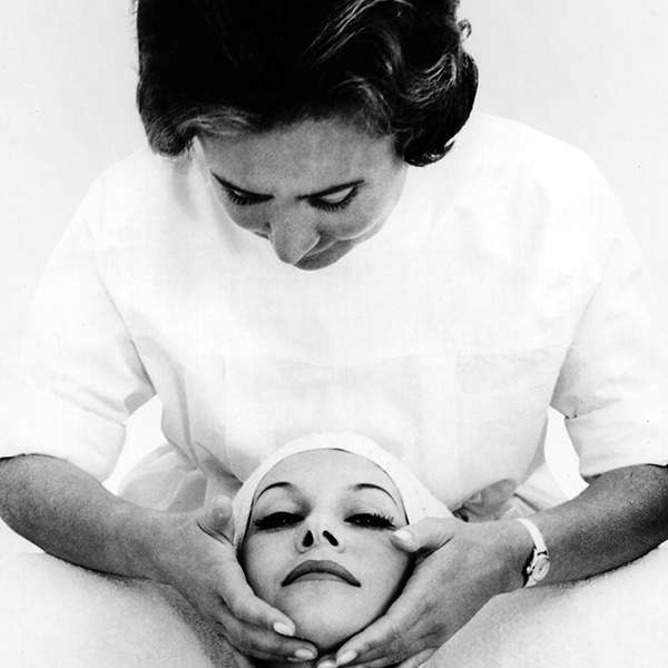 Gertraud Gruber behandelt eine Frau