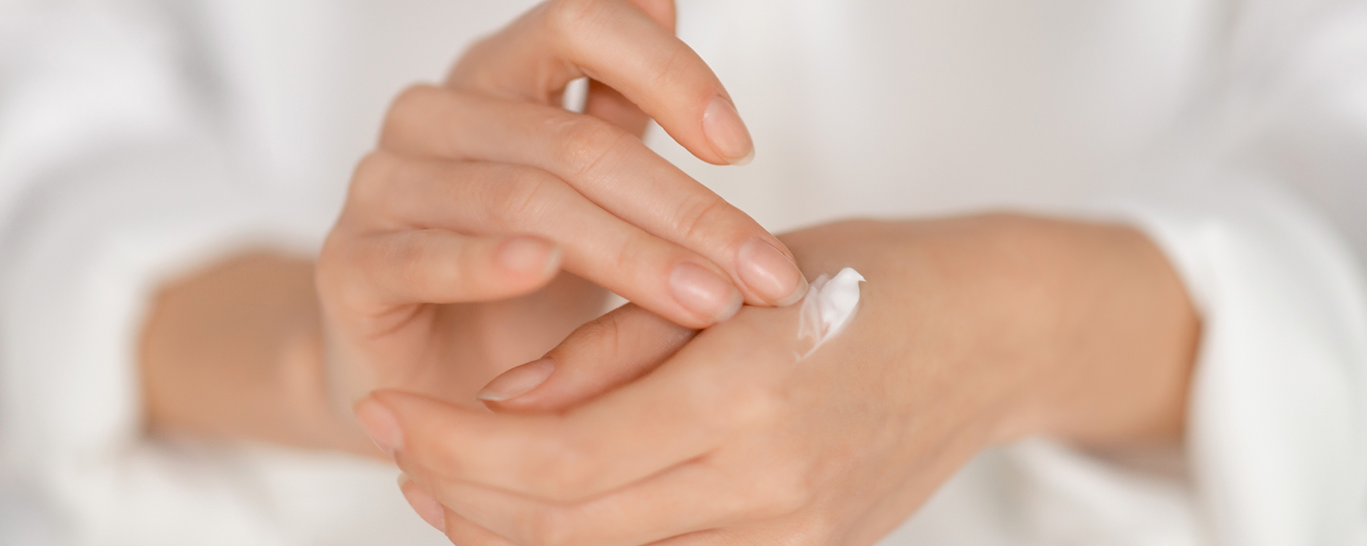 Natürlich strahlende Frau im warmen Licht