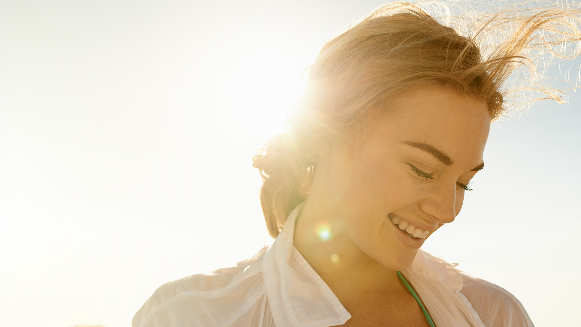 Frau im strahlenden Sonnenlicht