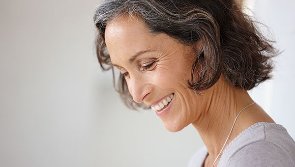 Lächelnde Frau mit reifer, natürlich gepflegter Haut